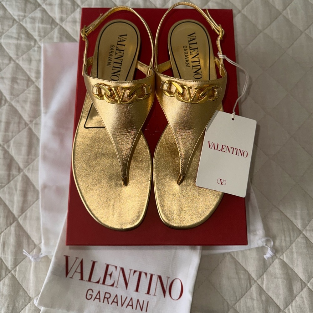 VLOGO CHAIN METALLIC NAPPA
FLAT THONG SANDALS